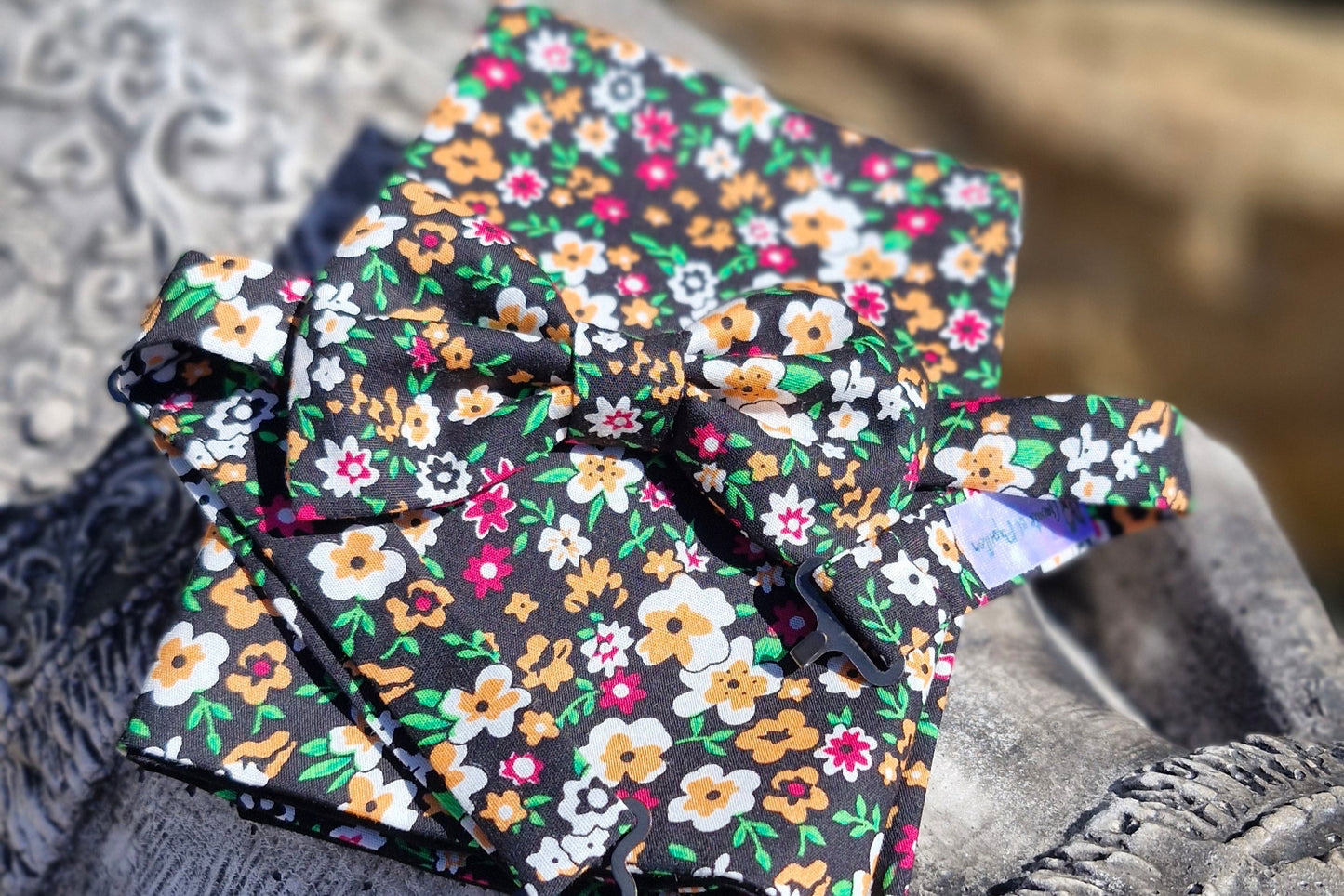 ensemble composé d'un nœud papillon et de sa pochette assortie coton fleuri sur fond noir