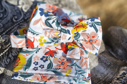 ensemble composé de son noeud papillon et de sa pochette de costume assortie 27*27 cm environ. coton fleuri rose vert et jaune sur fond blanc