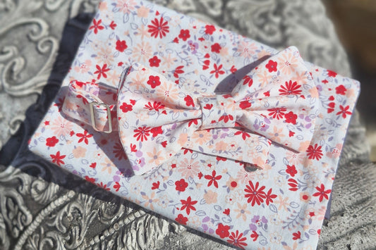 ensemble composé d'un noeud papillon et de sa pochette de costume assortie - coton fleurs rouges et roses sur fond blanc