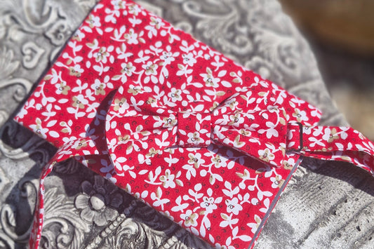ensemble nœud papillon et pochette assortie, coton avec fleurs blanches sur fond rouge