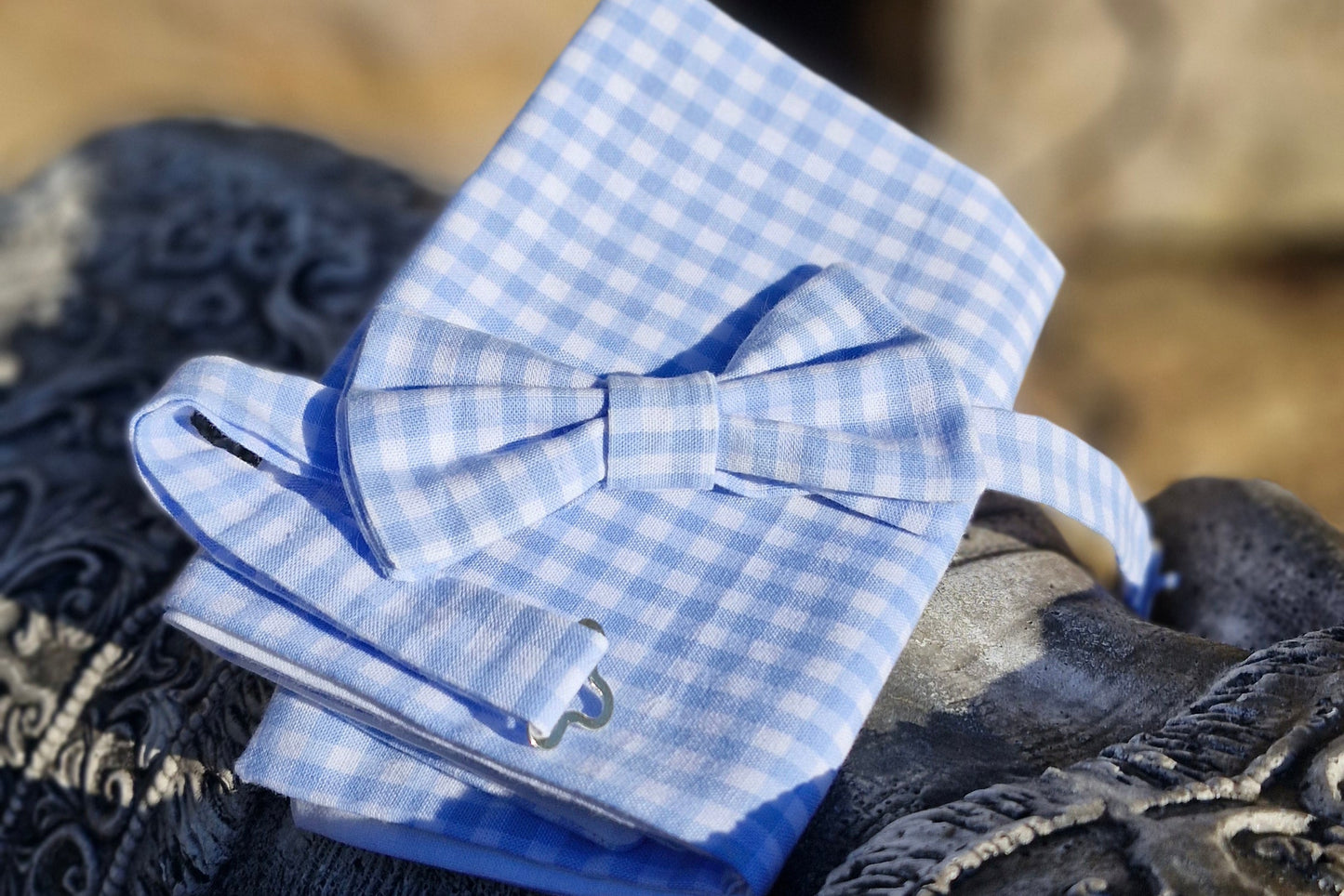 ensemble composé d'un noeud papillon et de sa pochette de costume assortie - tissu vichy bleu ciel