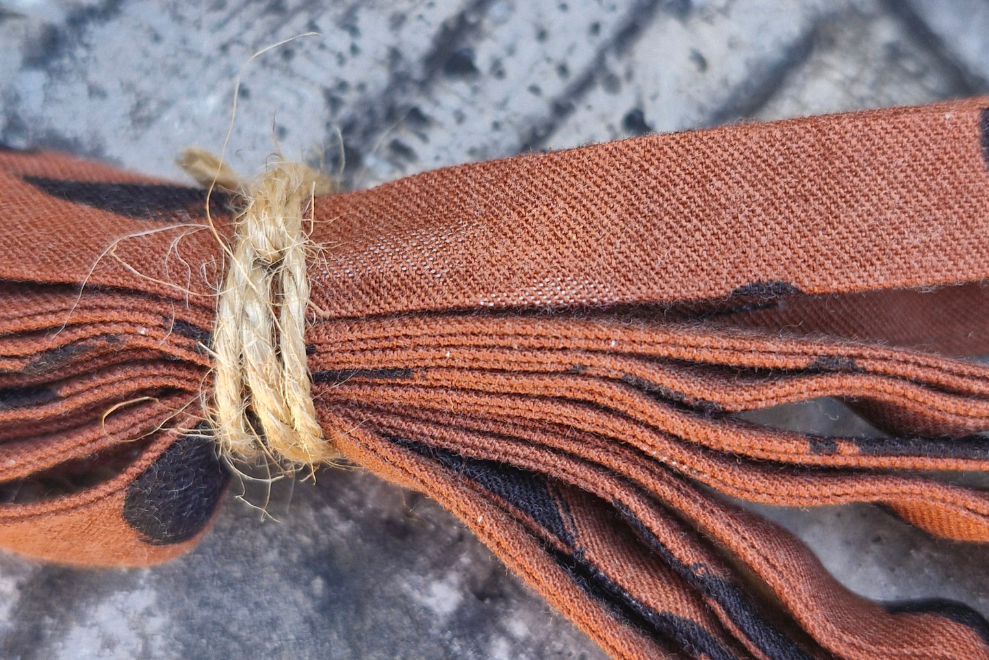 lacets marrons et noirs