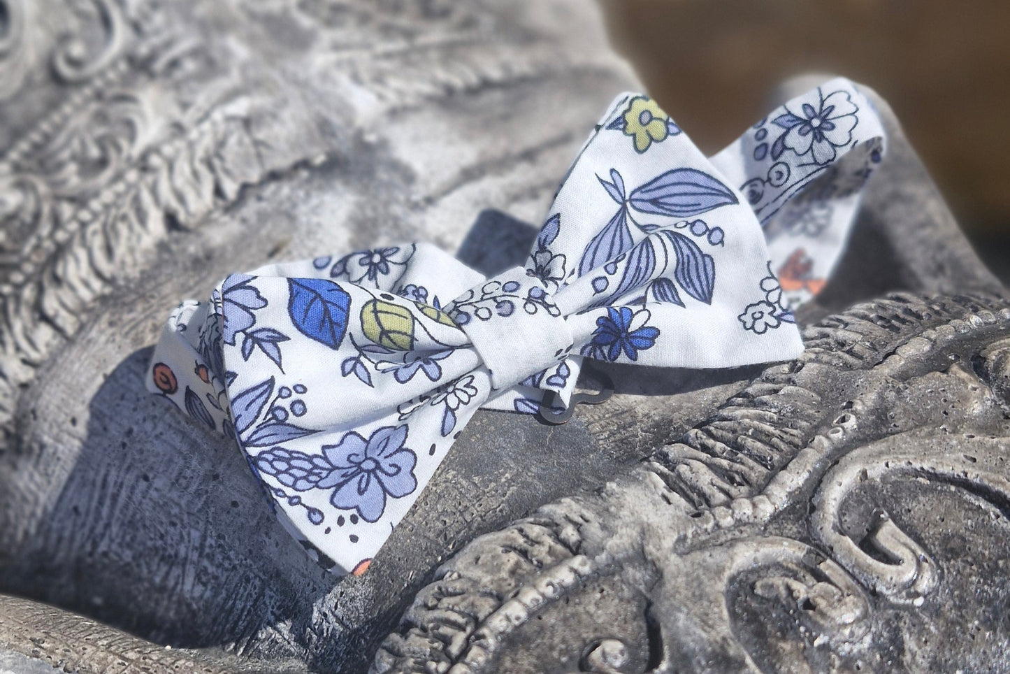 nœud papillon gros feuillages bleus sur fond blanc création artisanale française