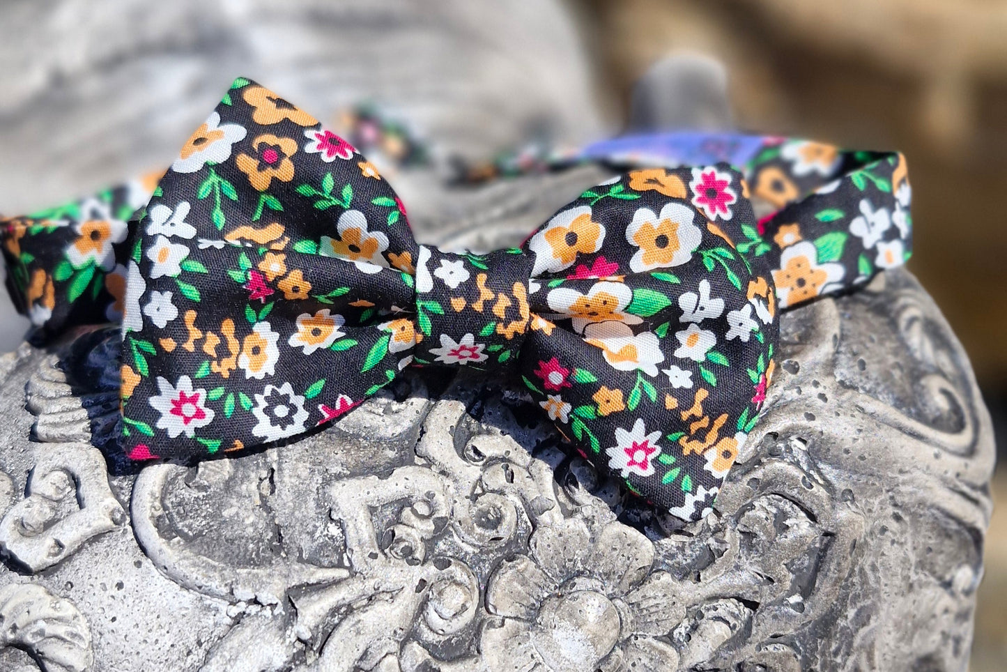 nœud papillon coton fleuri sur fond noir création française