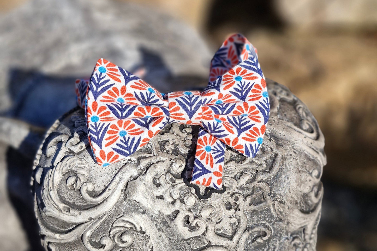 nœud papillon fleurs graphiques oranges et bleues - tissu chiné solidairement made in France