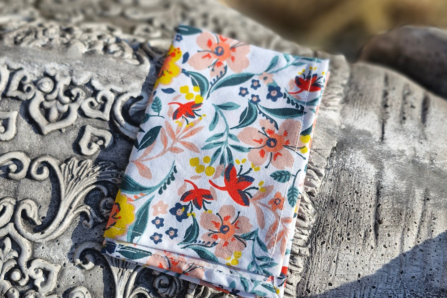 pochette de costume environ 27*27cm coton motifs fleurs et feuillages printaniers de couleur vert rose et jaune sur fond blanc. création artisanale française