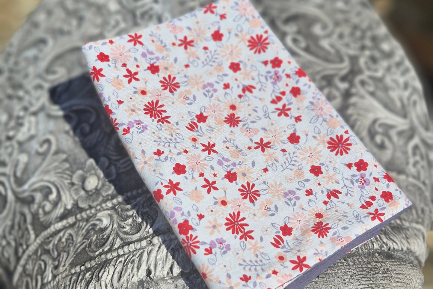 pochette de costume - environ 32*32cm - fleurs rouges et roses sur fond blanc - doublure gris foncé - création artisanale française