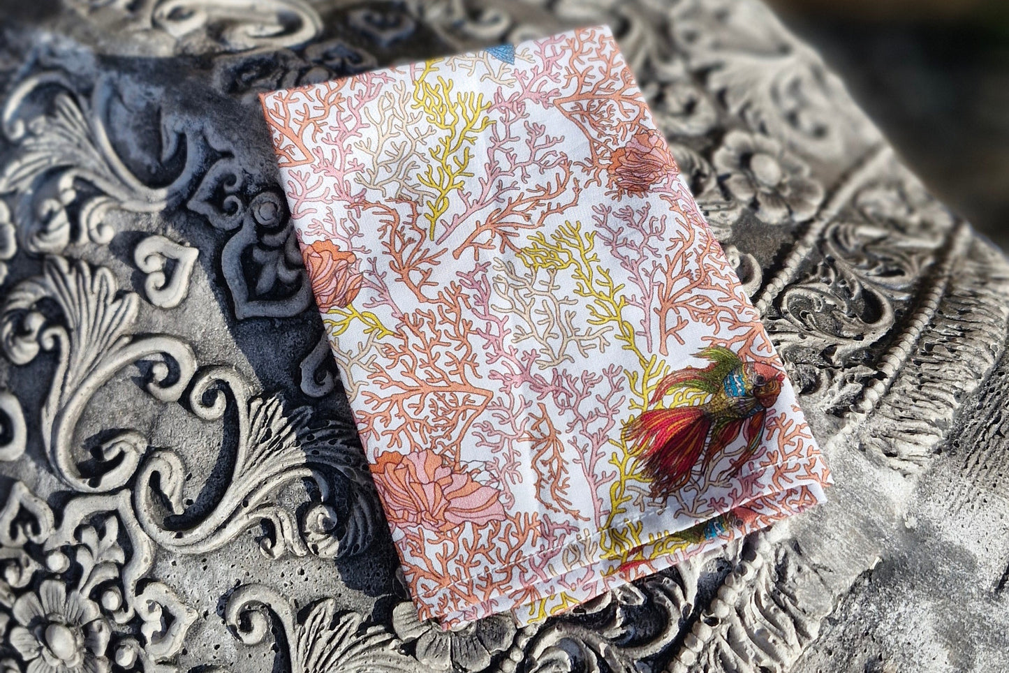 pochette de costume 27*27cm en liberty carpe Koi et coraux, tons corail clair. création 100% cravate et papillon et 100% artisanale française