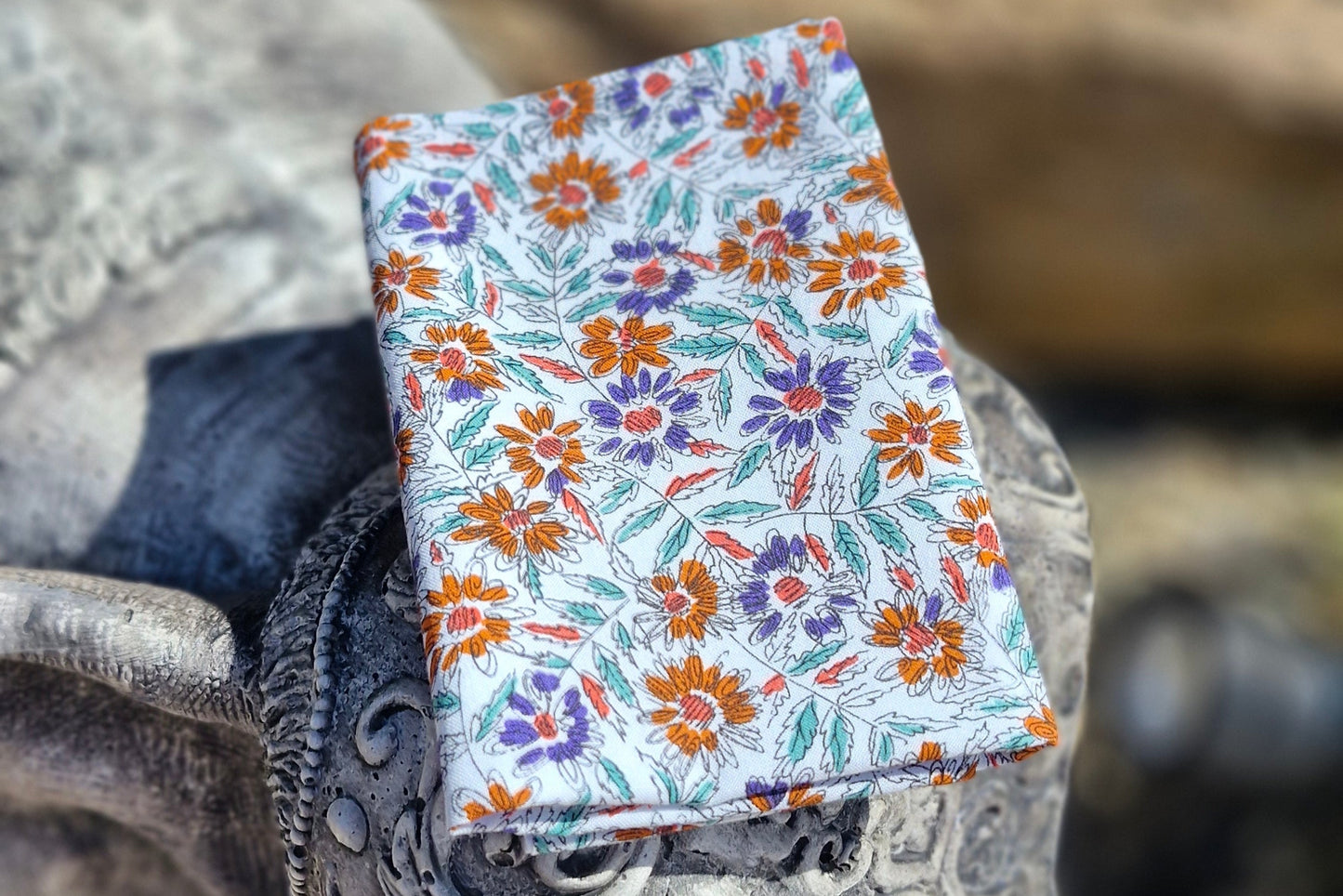 pochette de costume de dimension 32*32cm environ - tissu upcyclé donc composition exacte inconnue.