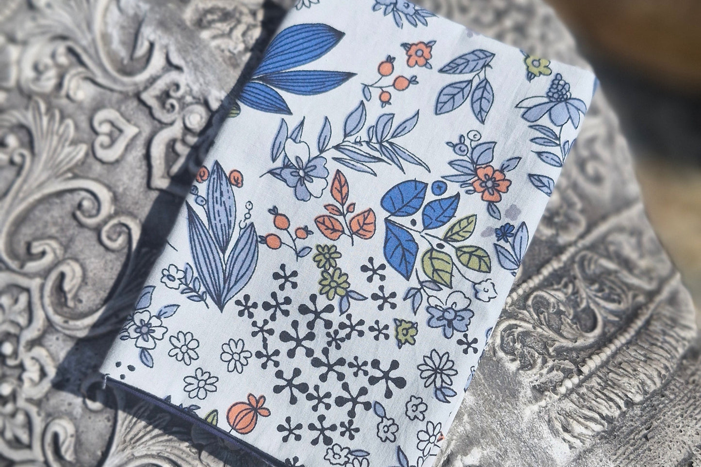 pochette 32*32cm feuillage bleus sur fond blanc création artisanale française