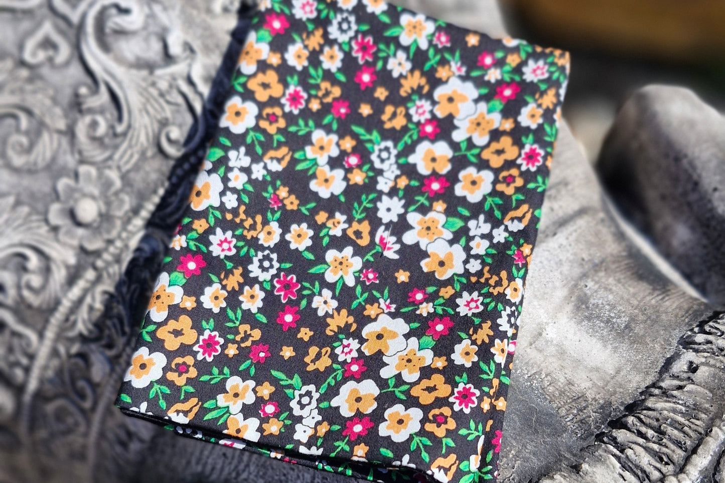 pochette de costume en coton fleuri sur fond noir fabriquée à St Romain en Gier France