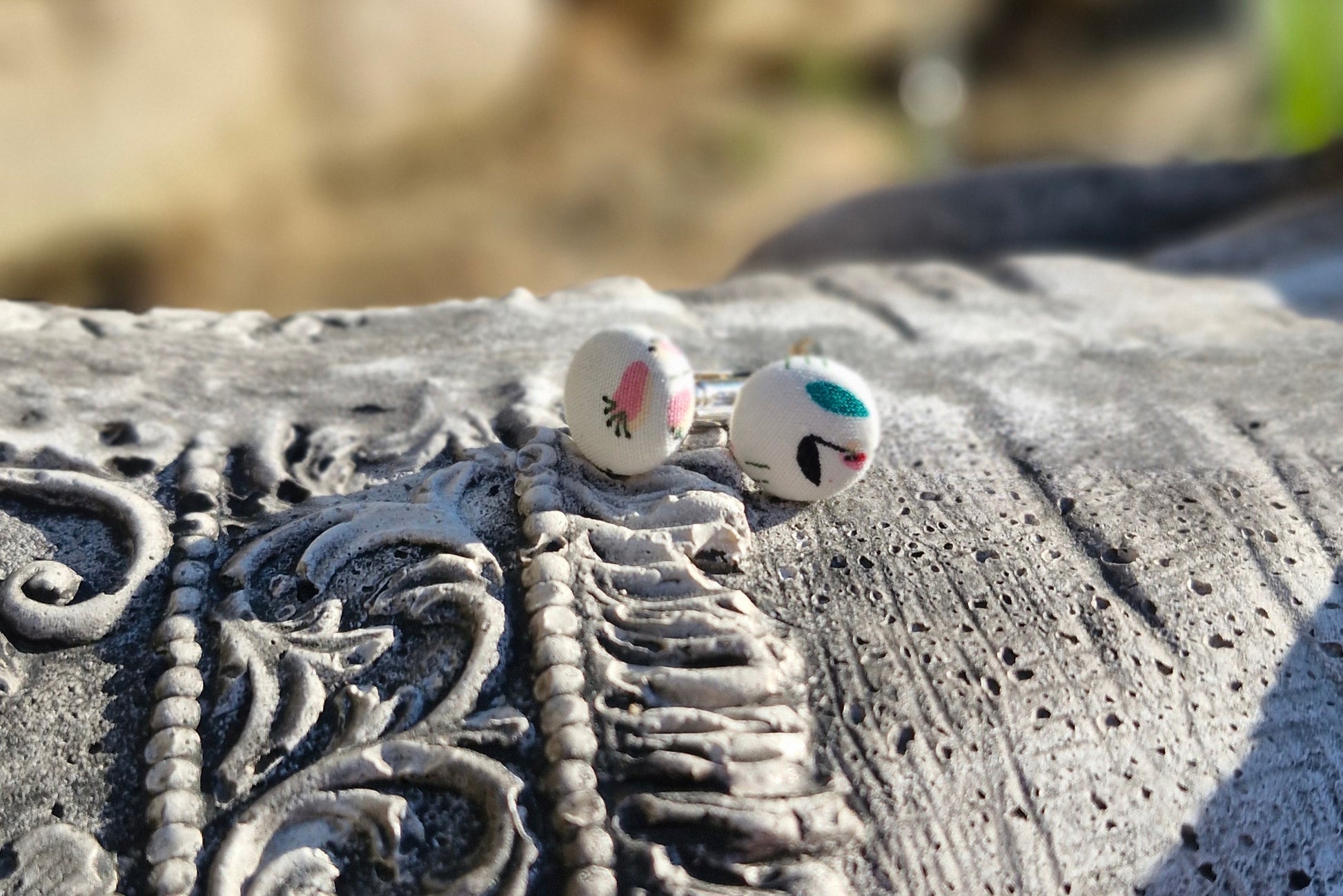 boutons de manchettes assortis a l'ensemble. ils sont offerts car ce sont des prototypes