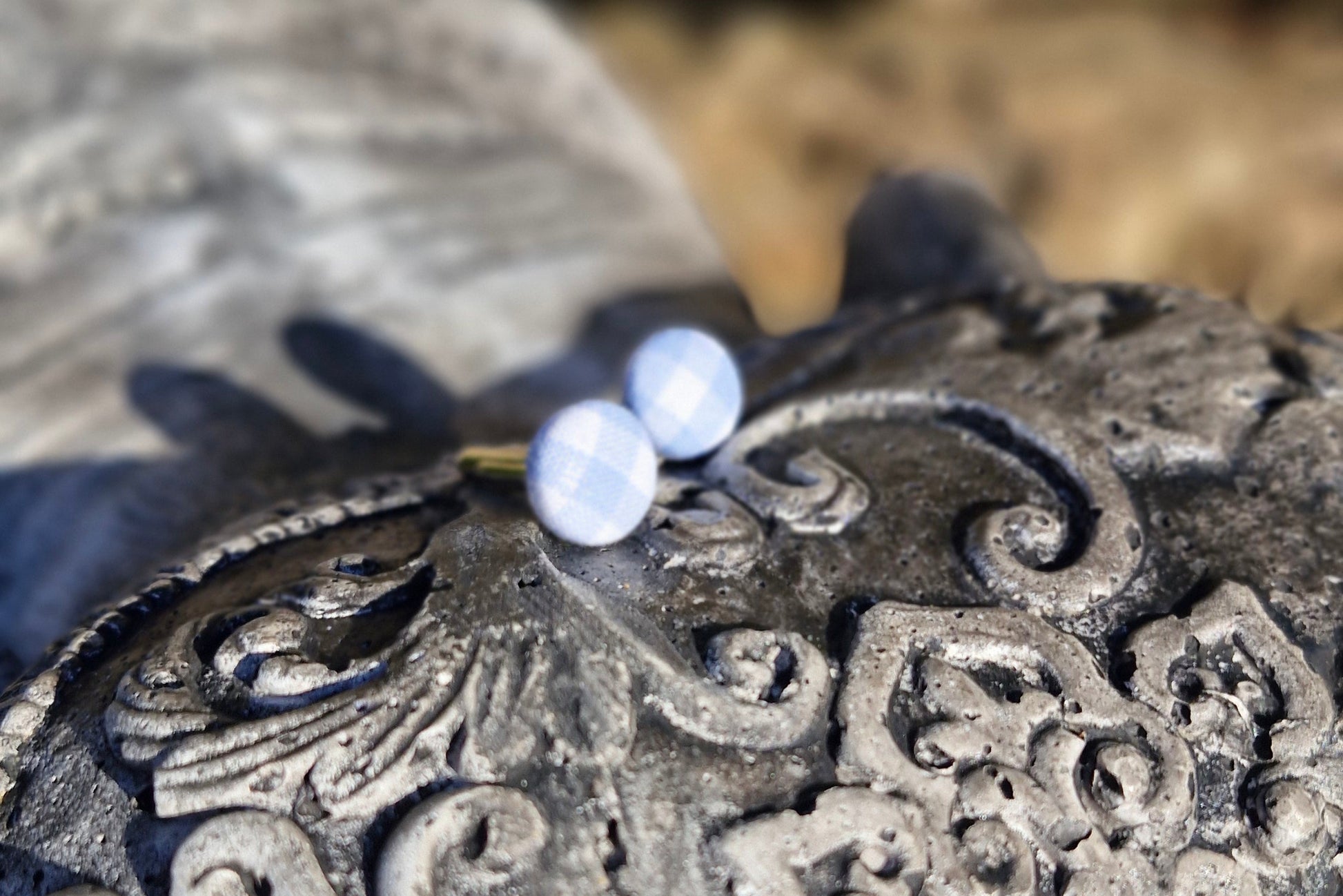 boutons de manchette en vichy bleu ciel. ils sont offert avec l'ensemble car ce sont des prototypes.