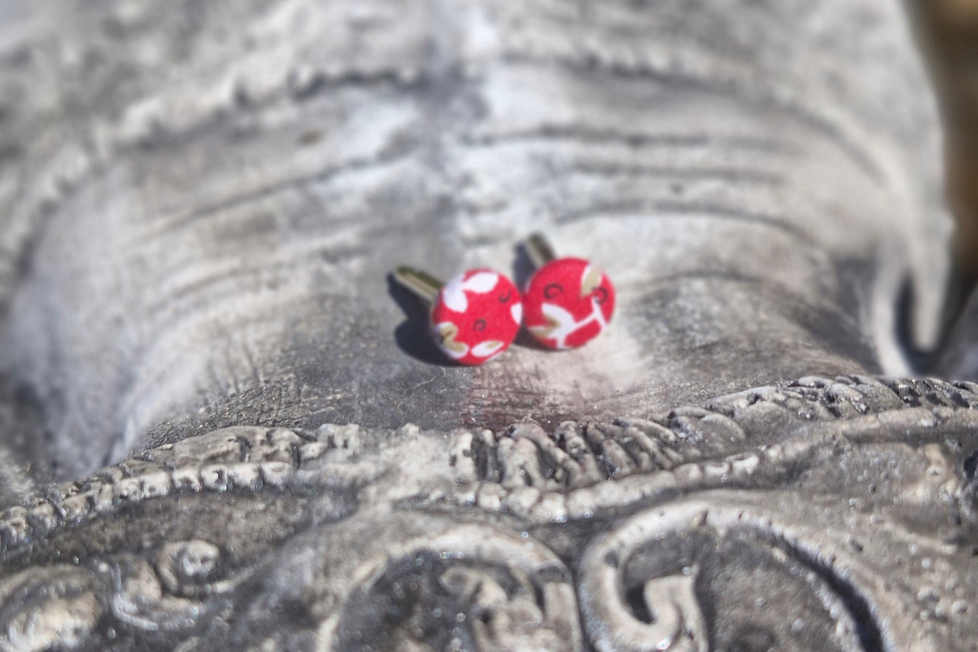 boutons de manchette fleurs blanches sur fond rouge