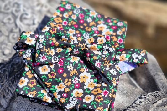 ensemble composé d'un nœud papillon et de sa pochette assortie coton fleuri sur fond noir