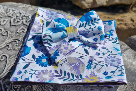 ensemble noeud papillon et pochette de costume assortie fleuris bleu