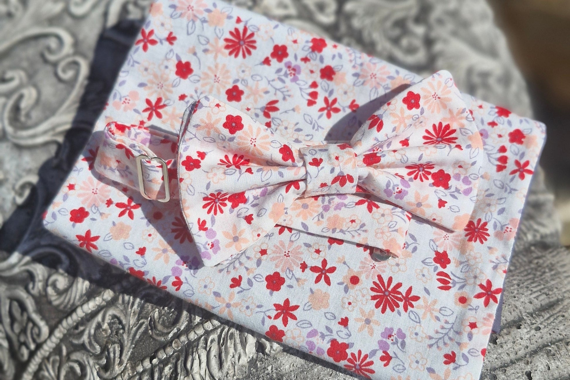 ensemble composé d'un noeud papillon et de sa pochette de costume assortie - coton fleurs rouges et roses sur fond blanc