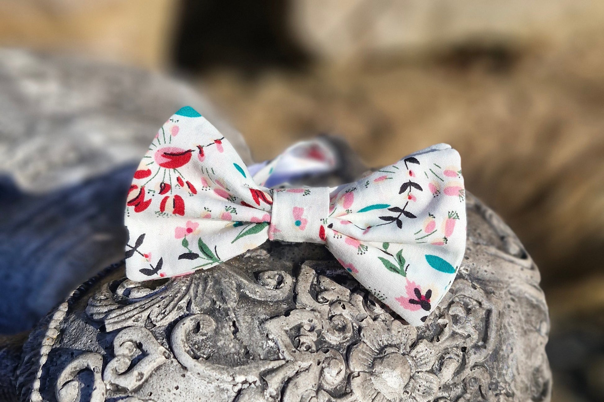 nœud papillon en coton avec motifs fleurs rouges et roses sur fond blanc - création artisanale française