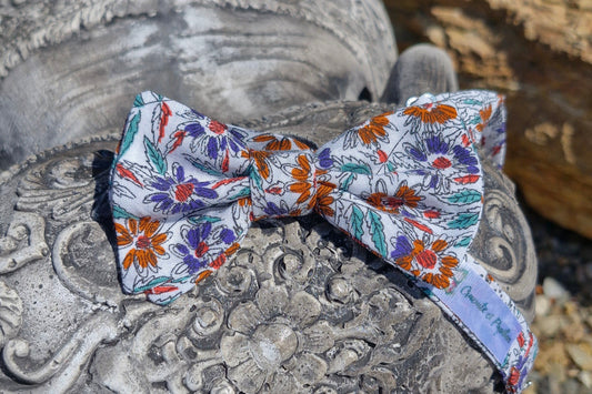 nœud papillon en tissu upcyclé composition exacte inconnu motifs de fleurs abstraites dans les tons orange, parme foncé avec feuillages vert sauge sur fond blanc modèle unique