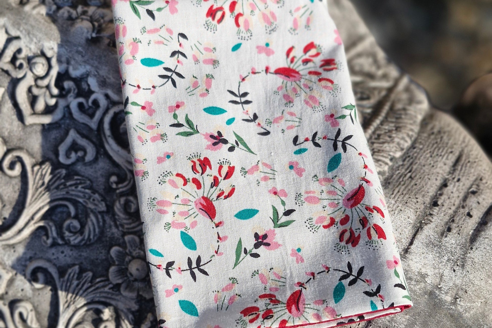 pochette de costume en coton fleuri sur fond blanc - pochette doublée avec coton bordeaux 32*32cm