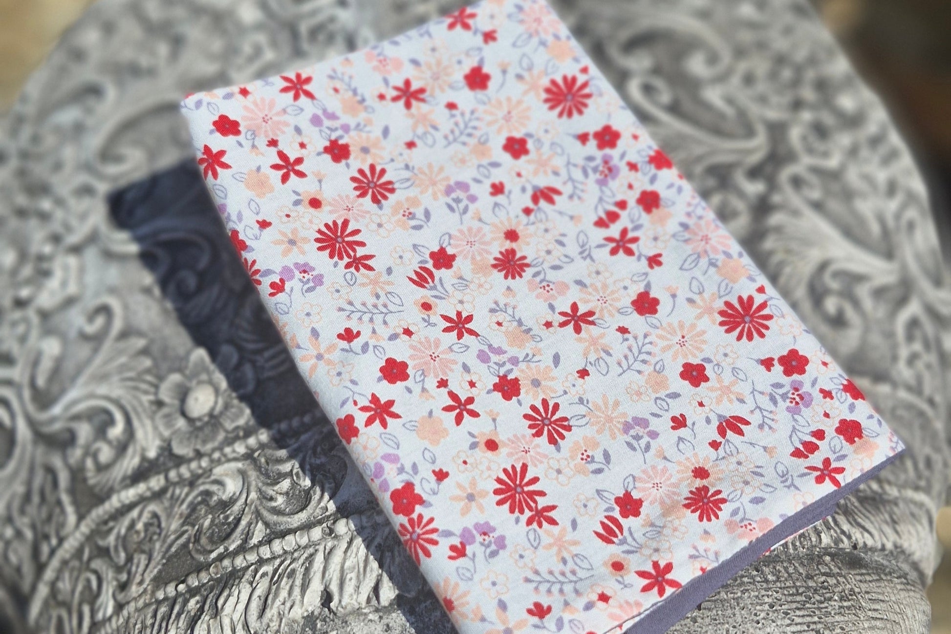 pochette de costume - environ 32*32cm - fleurs rouges et roses sur fond blanc - doublure gris foncé - création artisanale française