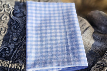 pochette de costume de couleur vichy bleu ciel - 32*32cm - tissu chiné solidairement chez Emmaus, composition exacte inconnue - création artisanale française