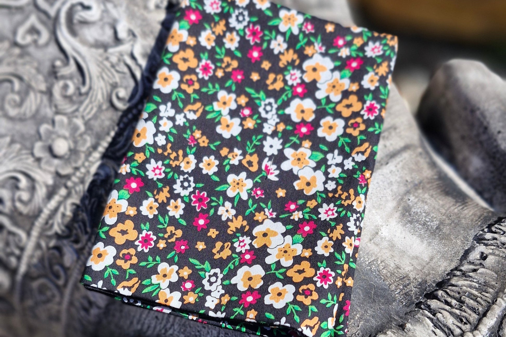 pochette de costume en coton fleuri sur fond noir fabriquée à St Romain en Gier France